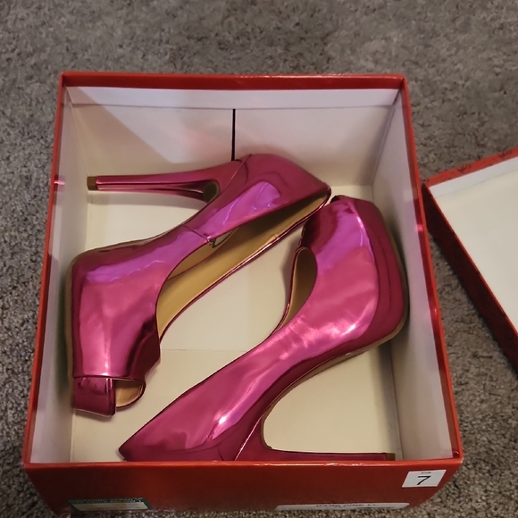 NWT Guess Shiny Pink Peep-Toe Heels - Picture 7 of 8